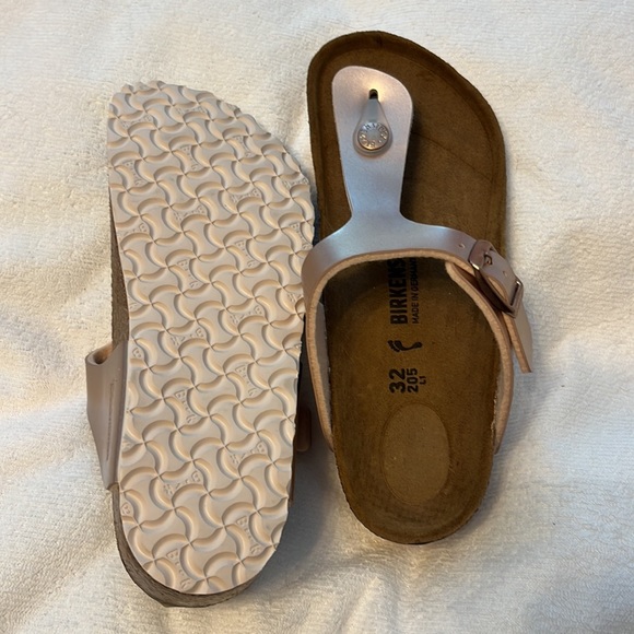 Girls Birkenstock’s size 32 Gizeh Rose Gold, New, $100, sold out in this color - Picture 3 of 8